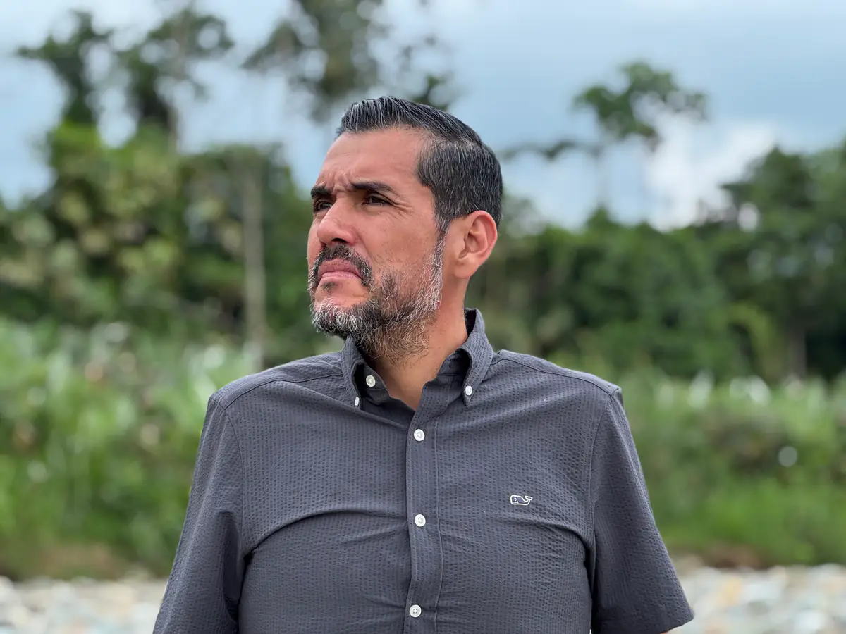 Hipólito Carrera observa un entorno rural rodeado de vegetación