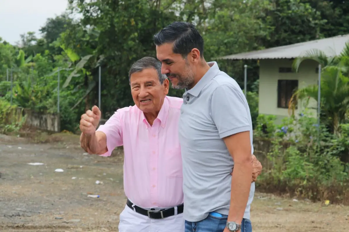 Hipólito Carrera recorre una comunidad junto a un adulto mayor