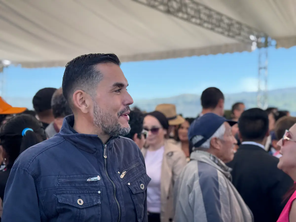 Hipólito Carrera participa en un encuentro público al aire libre
