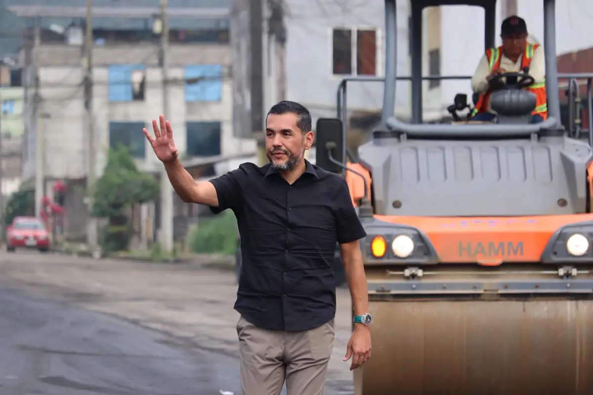 Hipólito Carrera recorre una vía durante los trabajos de asfaltado